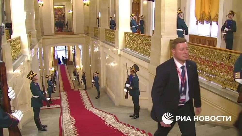 Зарубежные лидеры приезжают в Кремль, где состоится обед от имени президента РФ Владимира Путина в честь иностранных гостей