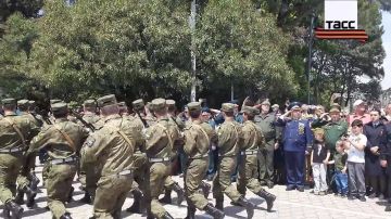 Тысячи жителей Абхазии приняли участие в торжествах в Сухуме по случаю 80-летия Победы
