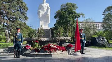 У памятника Неизвестному солдату на набережной Диоскуров в Сухуме прошла акция "Огонь памяти", приуроченная к 80-й годовщине Победы в Великой Отечественной войне