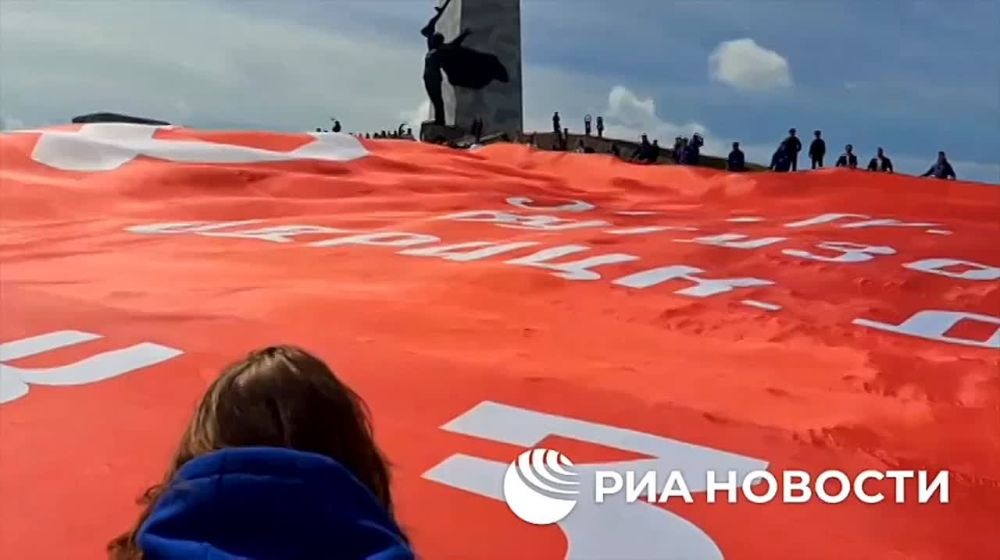 В ДНР развернули самое большое знамя Победы в мире