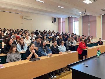 Участники Народного фронта встретились со студентами АГУ