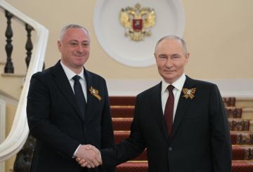 Президент Абхазии Бадра Гунба участвует в торжествах в Москве по случаю 80-летия Дня Победы