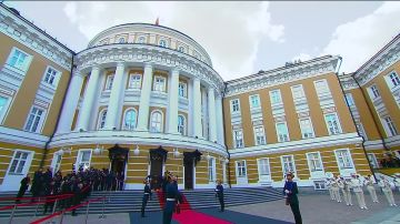 Кадры встречи Владимира Путина и Бадры Гунба в Сенатском дворце московского Кремля перед парадом Победы