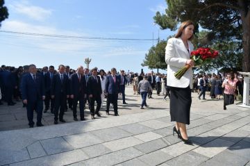 Церемония возложения цветов в честь 80-летия Победы в Великой Отечественной войне началась у памятника Неизвестному солдату в Сухуме