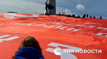 В ДНР развернули самое большое знамя Победы в мире