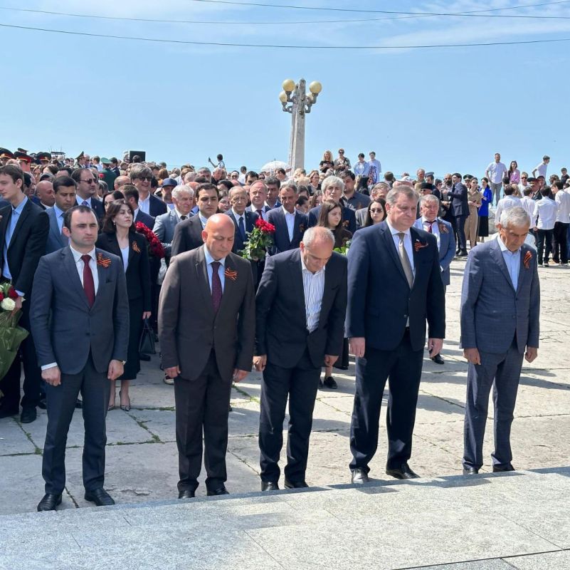 Министр здравоохранения Эдуард Бутба вместе с Руководством страны принял участие в церемонии возложения цветов к памятнику Неизвестному солдату на Набережной Диоскуров в Сухуме