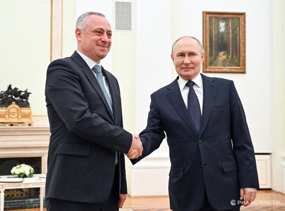 Путин провел в Кремле встречу с президентом Абхазии