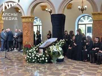 В Сухуме, в Абхазском драмтеатре проходит церемония прощания с Народным писателем Абхазии, кавалером ордена «Ахьдз-Апша» первой степени, Алексеем Гогуа
