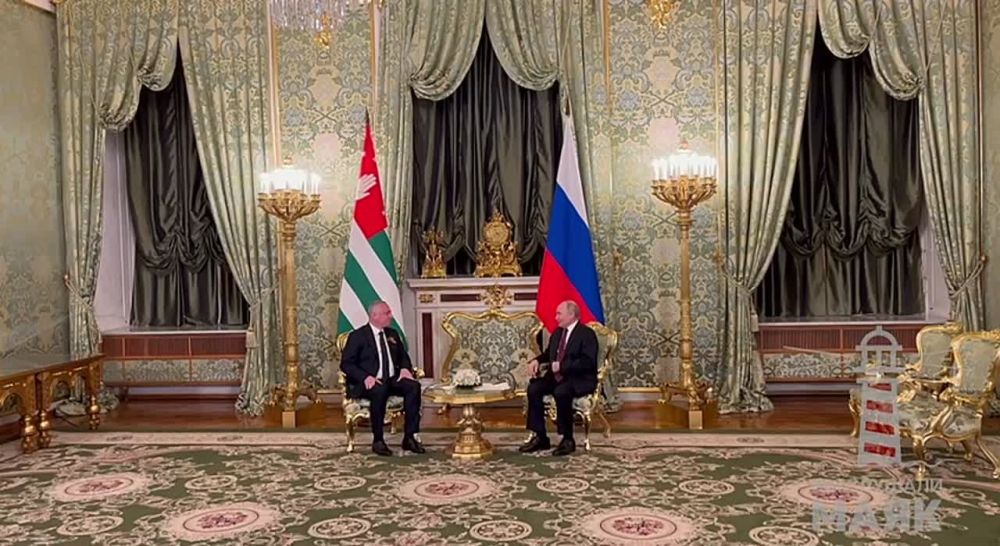 Путин начал рабочую встречу с президентом Абхазии Гунбой