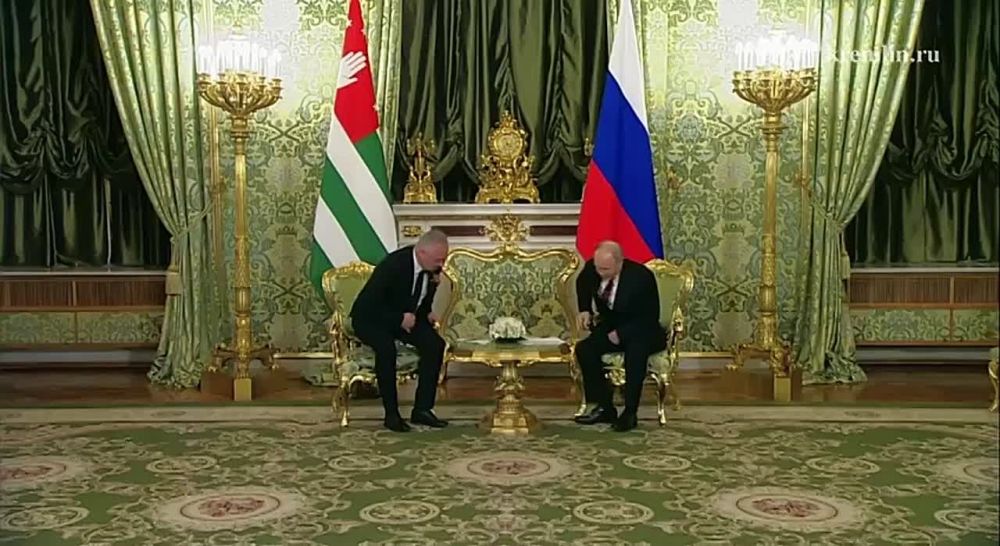 Беседа Владимира Путина с президентом Абхазии Бадрой Гунбой