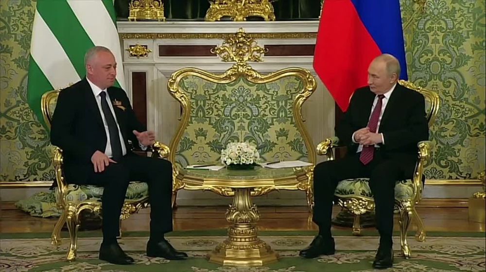 Российско-абхазские отношения динамично развиваются, подчеркнул Бадра Гунба на встрече с Владимиром Путиным в Кремле
