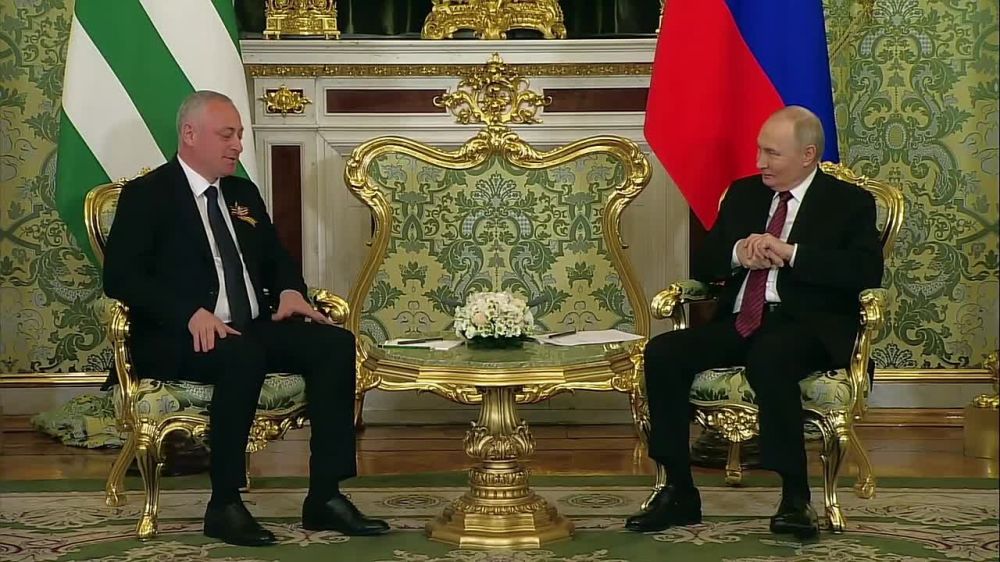 Президент Абхазии Бадра Гунба выразил благодарность Владимиру Путину за оказываемую поддержку республики и подчеркнул, что взаимоотношения двух стран развиваются динамично. 