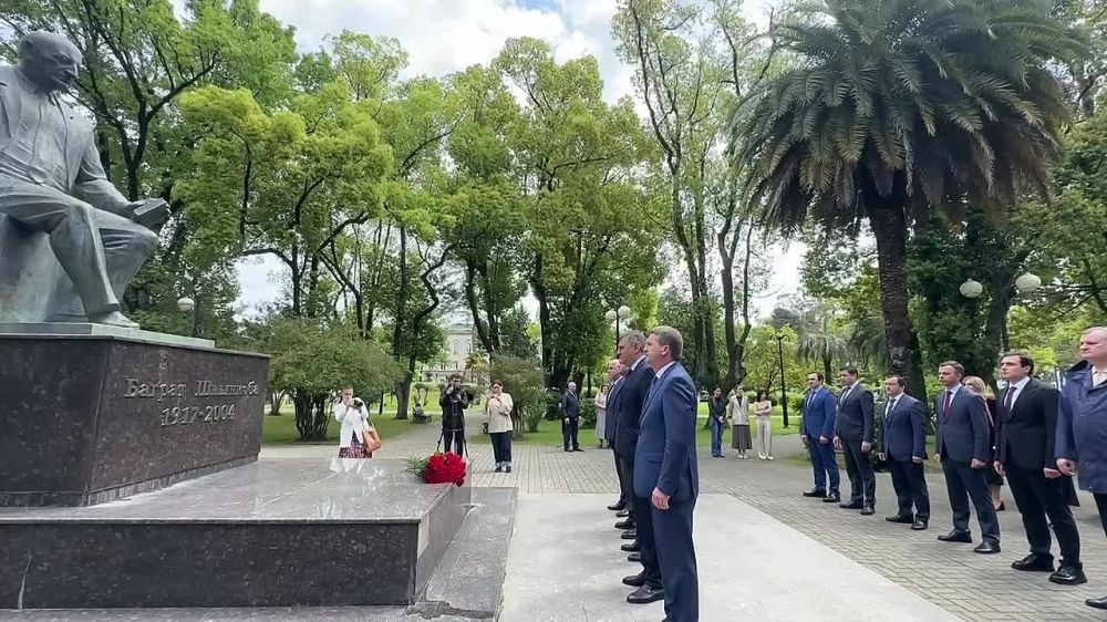Церемония возложения цветов к памятнику Народного поэта Абхазии Баграта Шинкуба прошла на набережной Махаджиров в Сухуме
