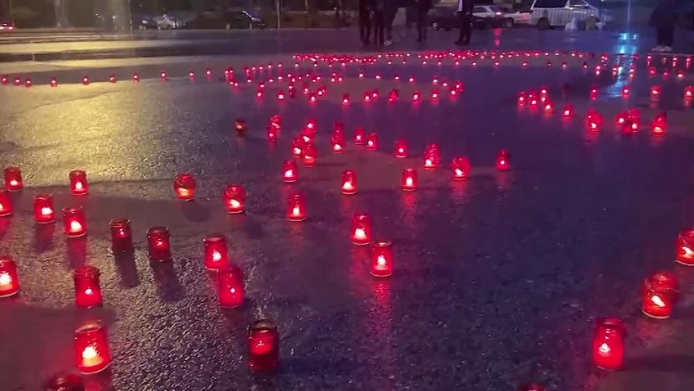 Портрет первого президента Абхазии Владислава Ардзинба нарисовали с помощью инсталляции из свечей и песочной графики на площади Свободы в Сухуме