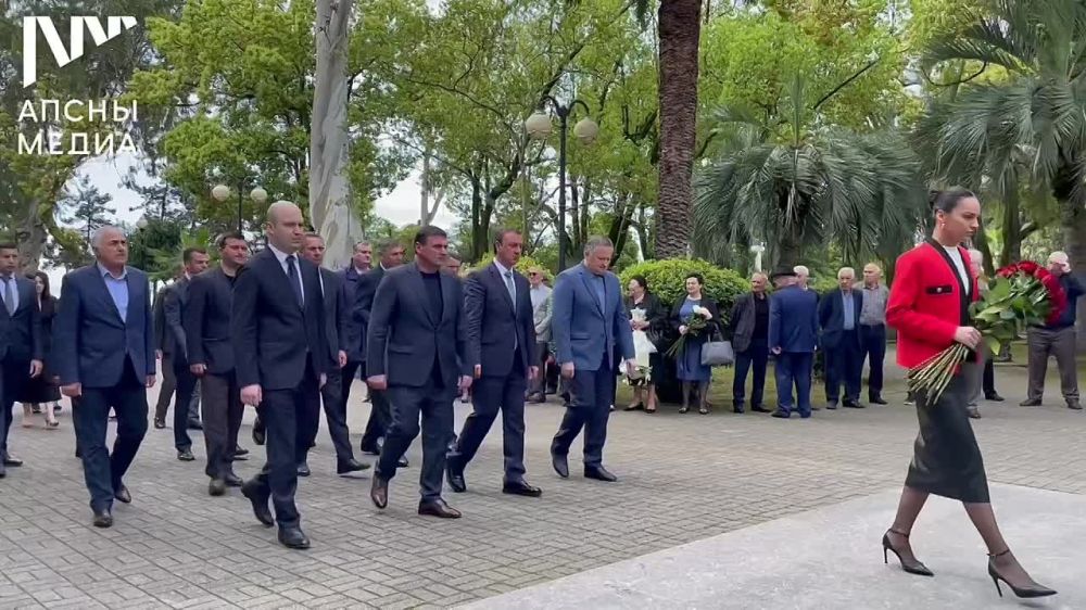 12 мая – день рождения Народного поэта Абхазии и Адыгеи, кавалера ордена "Ахьдз-Апша" I степени Баграта Васильевича Шинкуба (12 мая 1917 г. – 25 февраля 2004 г.)