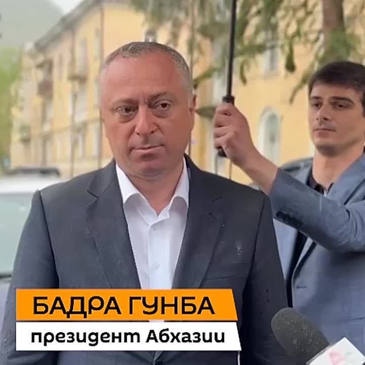 Крыши еще двух многоэтажных домов в Ткуарчале отремонтируют в течение двух недель, заявил президент Бадра Гунба