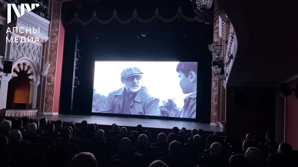 Фильм Тимура Квеквескири «За кем идут люди», посвященный жизненному пути Владислава Ардзинба, показывают в Абхазском драмтеатре