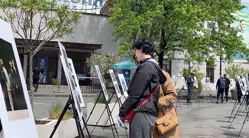 Фотовыставка, посвященная Владиславу Ардзинба, открылась на площади имени Сергея Багапш