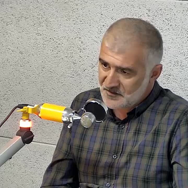 Владислав Ардзинба оставил свою карьеру ученого ради будущего Абхазии, заявил в эфире радио Sputnik фотограф и режиссер Ибрагим Чкадуа