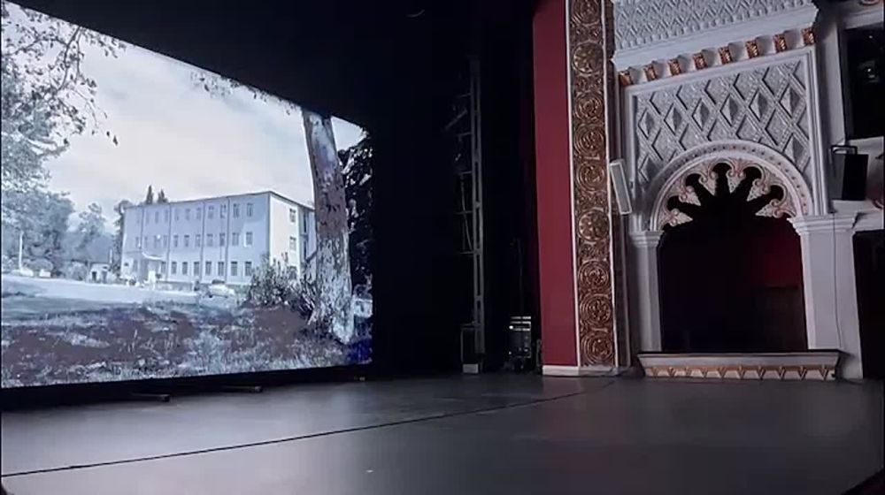 Премьера фильма памяти Владислава Ардзинба "За кем идут люди" прошла в Абхазском драмтеатре