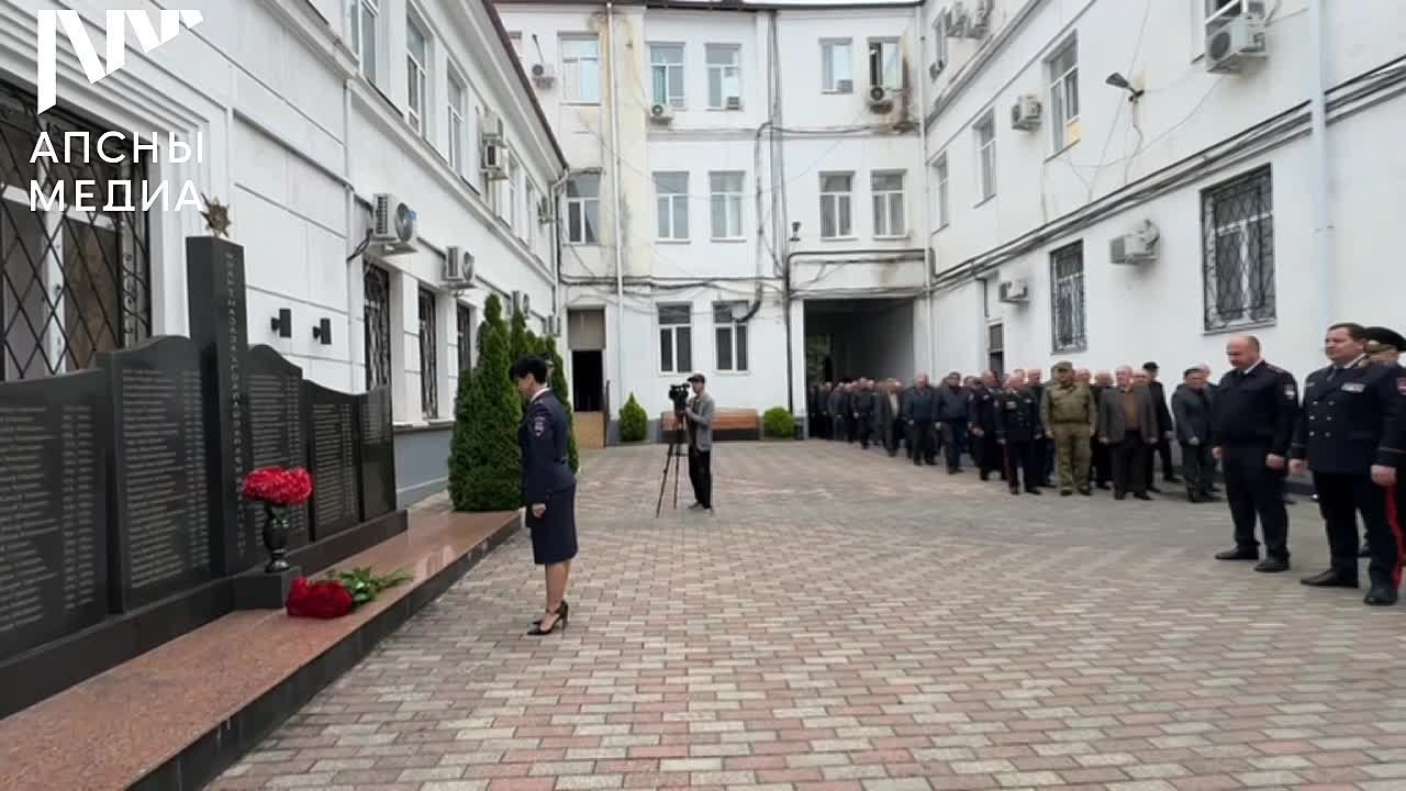 В честь 10-летнего юбилея Ассоциации ветеранов МВД, вице-премьер, министр внутренних дел Абхазии Роберт Киут возложил цветы к памятнику сотрудникам милиции, погибшим во время Отечественной войны народа Абхазии 1992-1993 годов