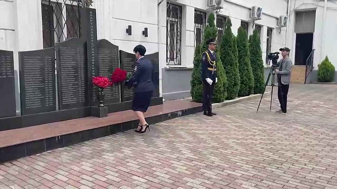 Церемония возложения цветов к мемориалу сотрудников МВД, погибших в годы Отечественной войны народа Абхазии, прошла в Сухуме