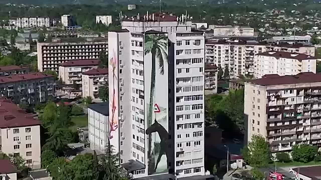 Художникам осталось закончить два из десяти муралов на фасадах зданий в Сухуме, фестиваль "Новые формы" близится к завершению, рассказала Sputnik одна из организаторов Кристина Козлова