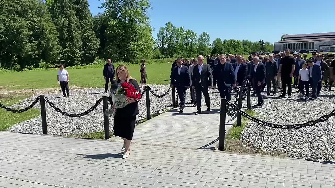 Президент Абхазии Бадра Гунба принял участие в открытии после реставрации памятника погибшим в Великой Отечественной войне в селе Члоу