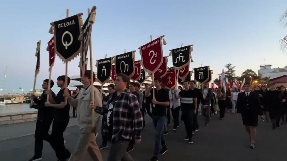 Шествие в память о жертвах Кавказской войны началось на набережной Сухума