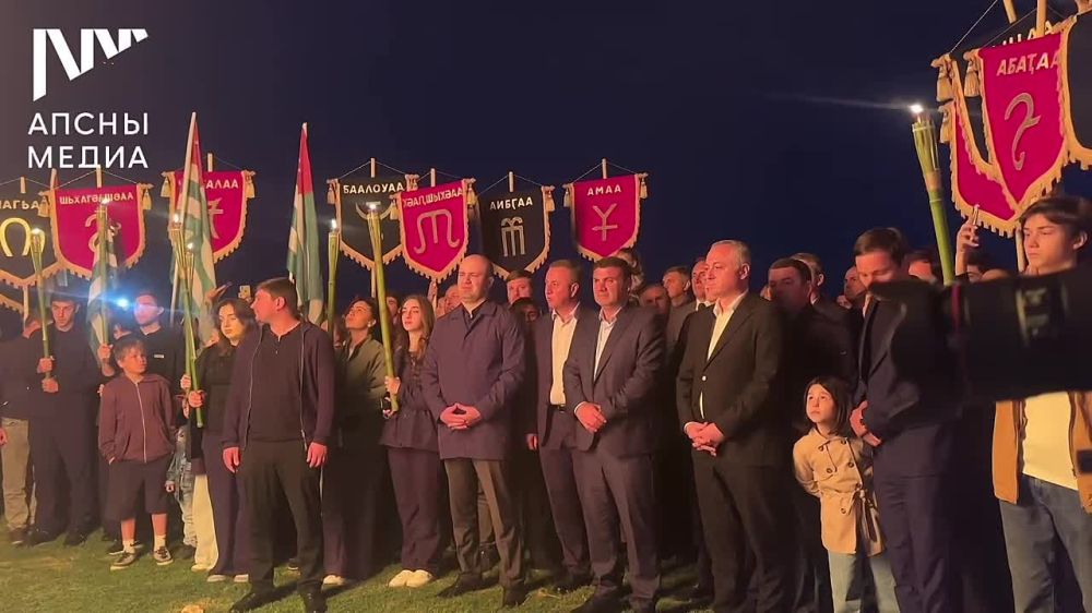В память о жертвах Кавказской войны Президент Бадра Гунба, вице-президент Беслан Бигвава и спикер Парламента Лаша Ашуба спустили в море венки, после чего была зажжена традиционная поминальная свеча ащамака, разожжен...