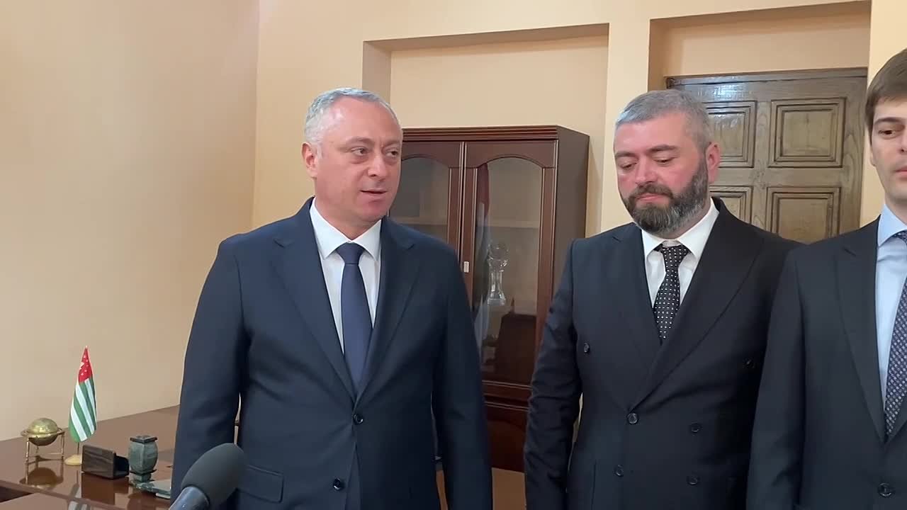 Президент Абхазии Бадра Гунба представил коллективу Министерства туризма Абхазии нового главу Астамура Логуа