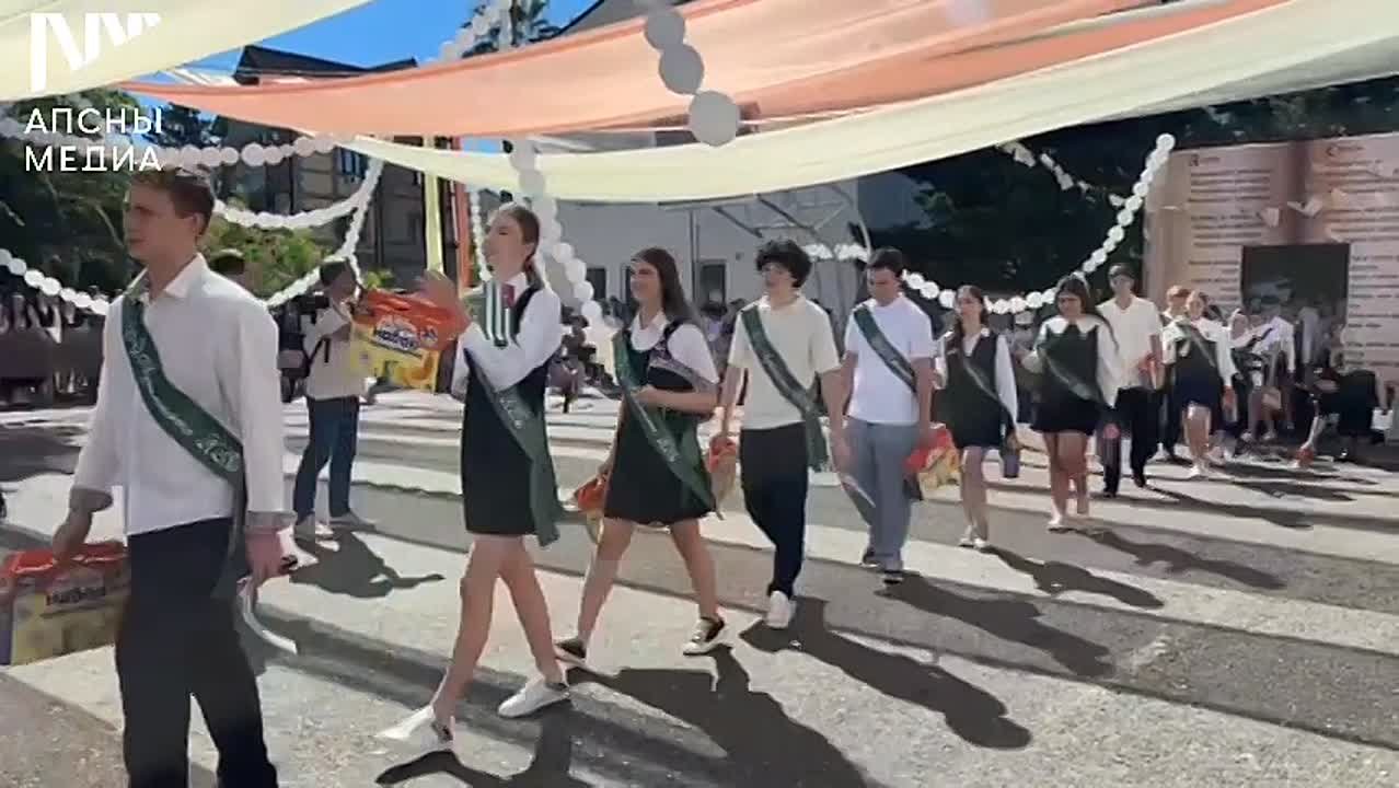 Сегодня в Сухумской горской школе имени Н. Лакоба прозвенел последний звонок