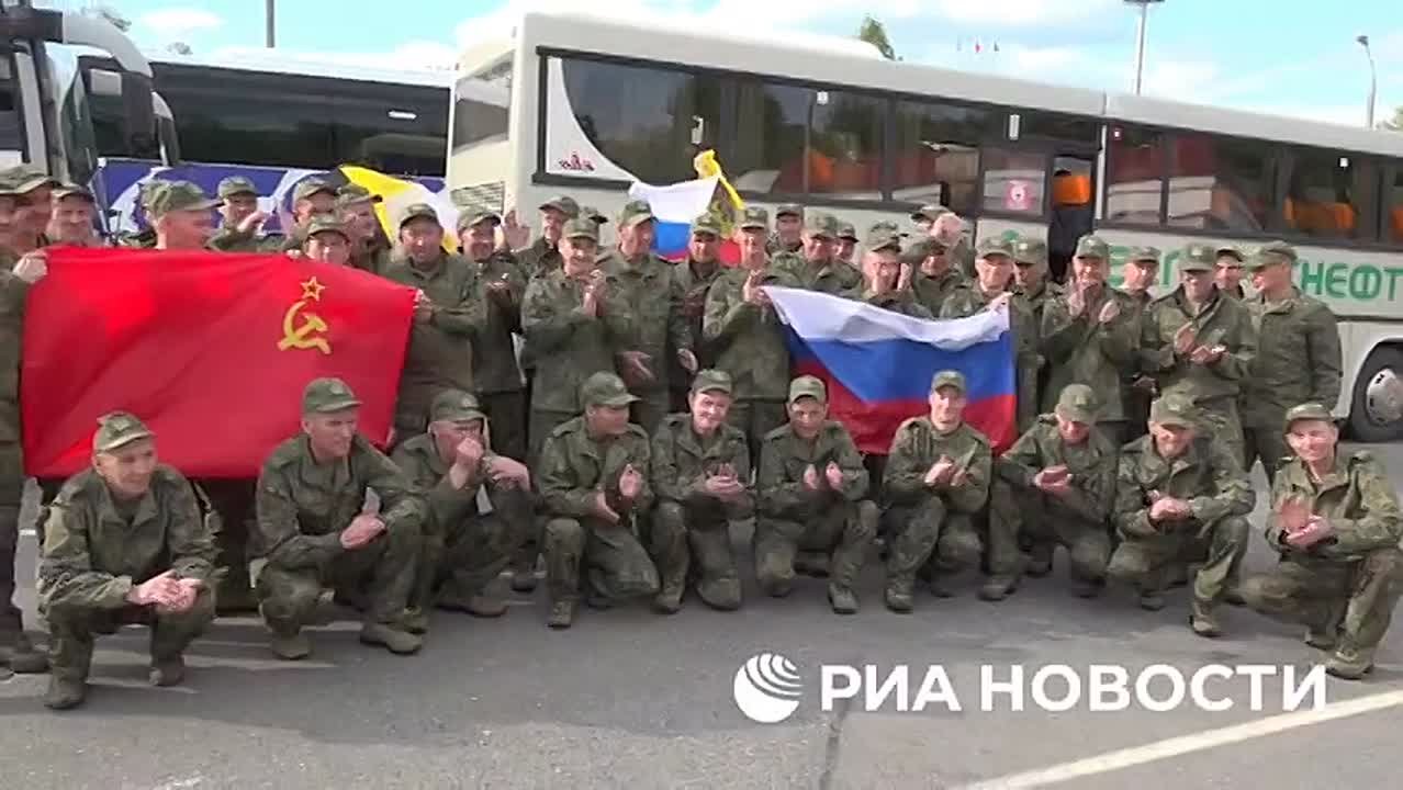 Первые кадры с возвращенными на Родину российскими бойцами и гражданскими после обмена пленными с Украиной