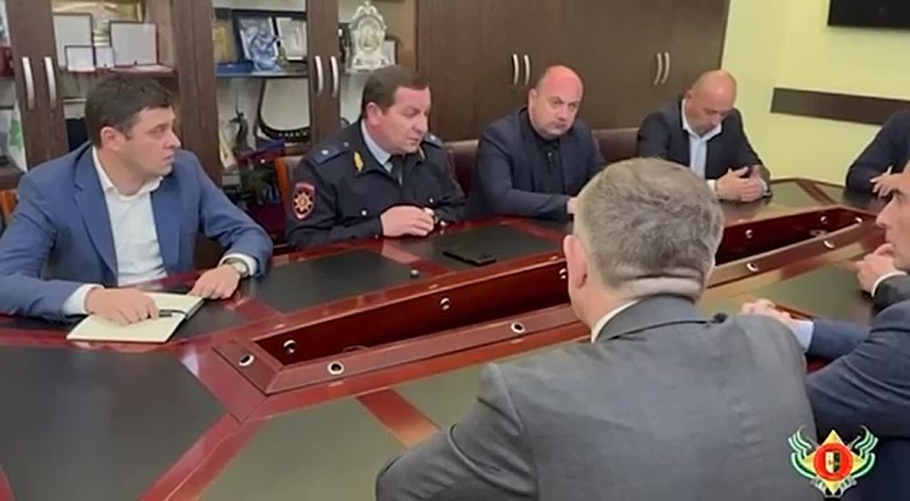 Вице-премьер, глава МВД Абхазии провел выездное совещание в Сухумском аэропорту с участием делегации МВД России