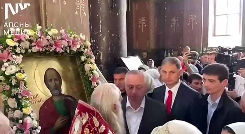 Президент Абхазии Бадра Гунба посетил праздничную службу в храме Симона Кананита в Новом Афоне. 