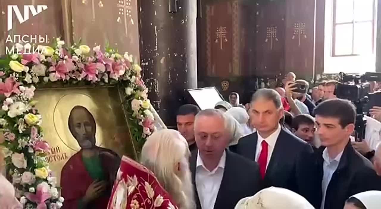 Президент Абхазии Бадра Гунба посетил праздничную службу в храме Симона Кананита в Новом Афоне. 