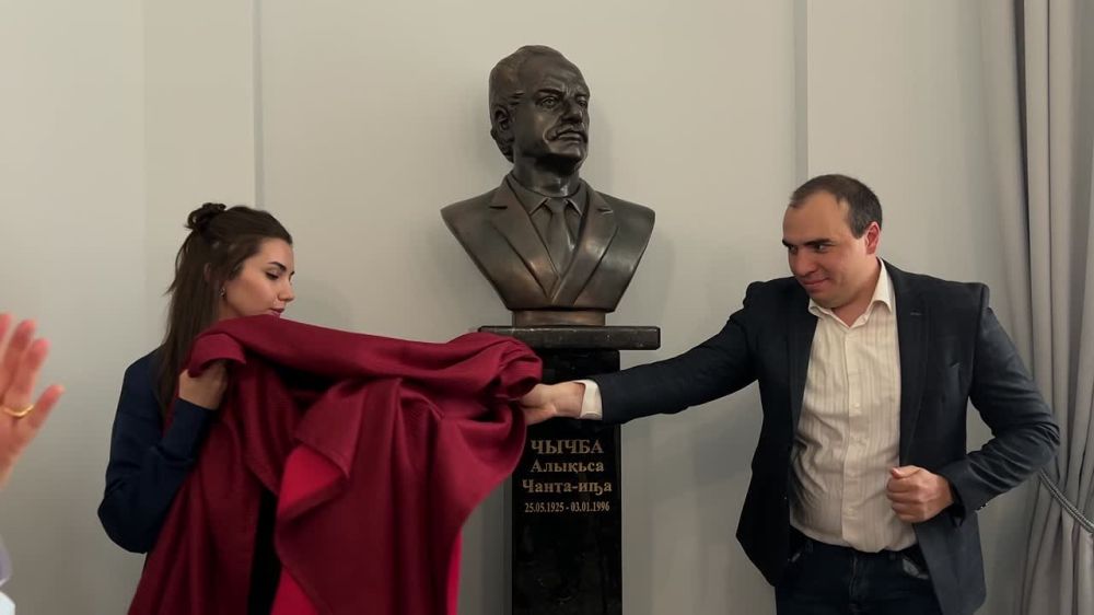 Бюст заслуженного деятеля искусств Абхазии, композитора и музыковеда Алексея Чичба открыли к его столетию в Сухумском музыкальном училище