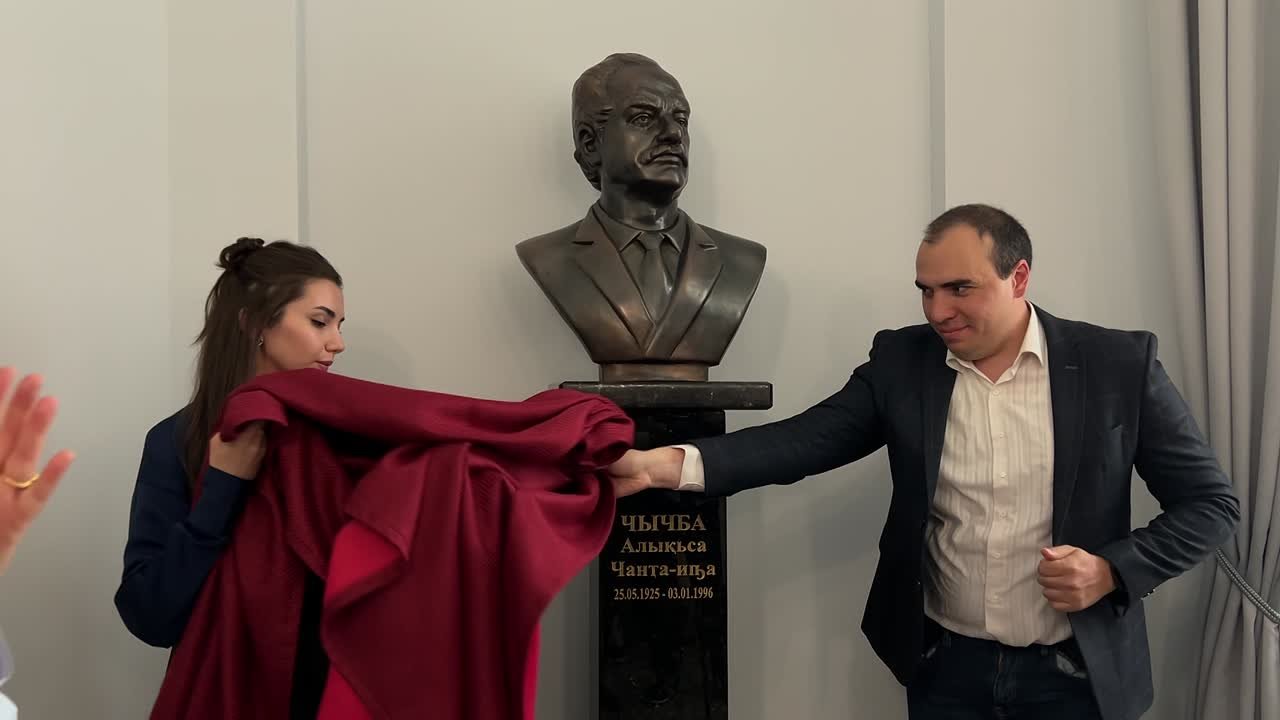 Бюст заслуженного деятеля искусств Абхазии, композитора и музыковеда Алексея Чичба открыли к его столетию в Сухумском музыкальном училище