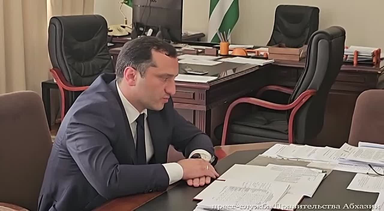 В Абхазии сохраняется высокий уровень просроченной задолженности по налогам и сборам, отметил премьер-министр Владимир Делба на встрече с главой МНС Эдгаром Бения