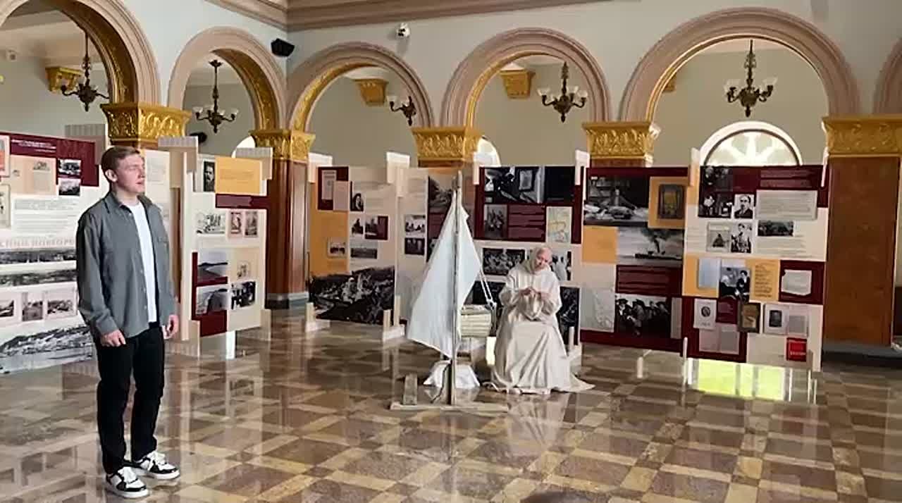 Выставка "Рождение человека" открылась в фойе Абхазского драматического театра