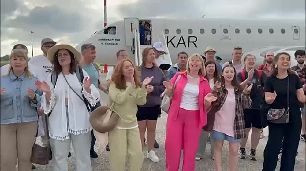В Абхазию с песней!. В Сухумский аэропорт прилетел камерный хор "Нижний Новгород"