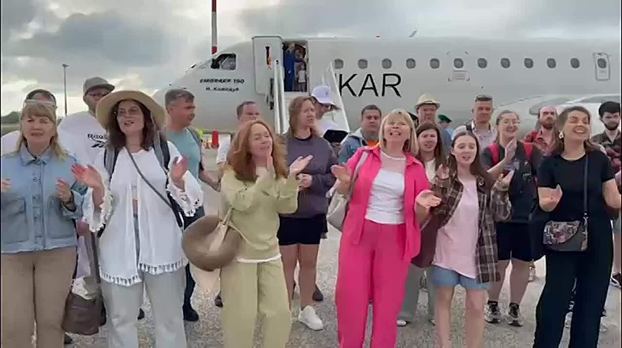 В Абхазию с песней!. В Сухумский аэропорт прилетел камерный хор "Нижний Новгород"