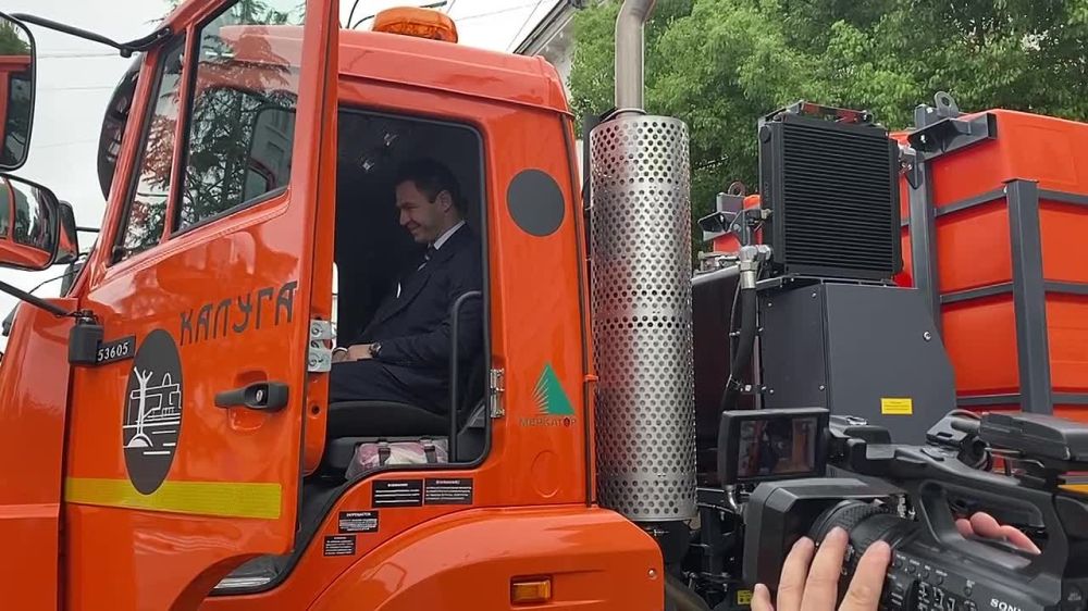 Нижний Новгород передал Сухуму поливомоечную машину