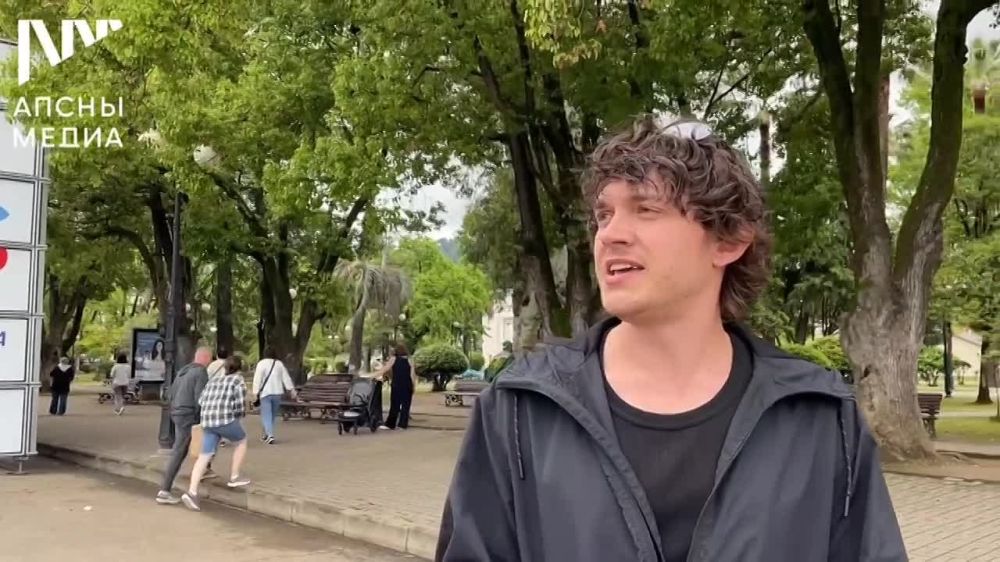 В рамках Дней Нижнего Новгорода, проходящих в Сухуме, на площади перед Абхазским драмтеатром им. С. Чанба открыта мультимедийная инсталляция с проекцией 360°