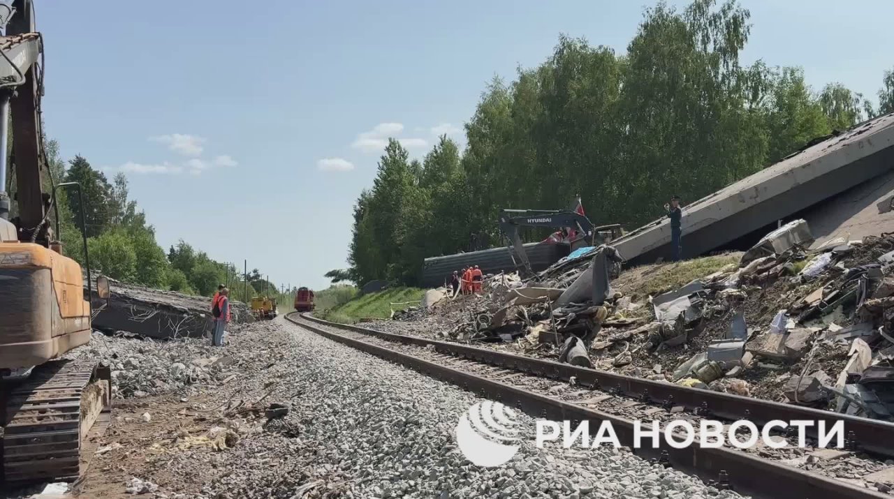 Поезда возобновили движение по участку ж/д путей в Брянской области, где вчера обрушился мост, сообщил корреспондент РИА Новости