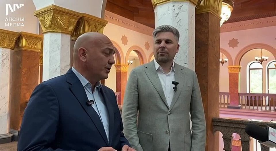 Министр культуры Даур Кове уверен в том, что встреча представителей творческих союзов Абхазии и России, состоявшаяся сегодня в Абхазском драмтеатре, даст хорошие плоды