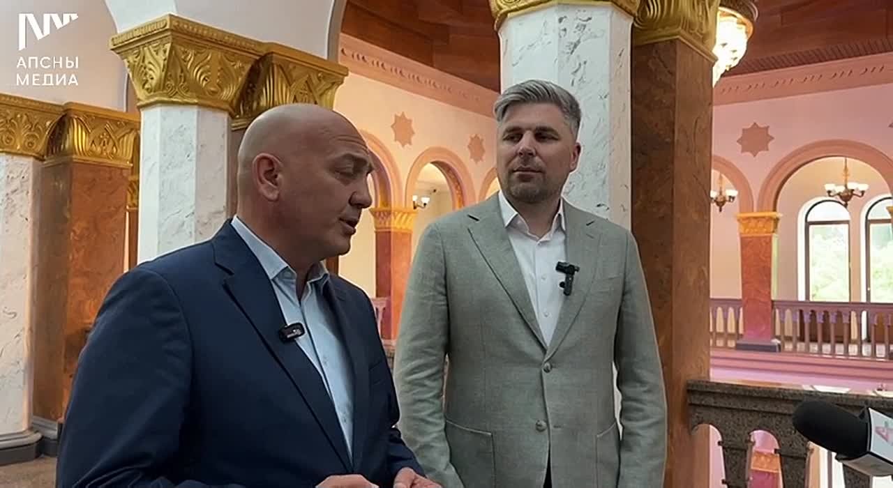 Министр культуры Даур Кове уверен в том, что встреча представителей творческих союзов Абхазии и России, состоявшаяся сегодня в Абхазском драмтеатре, даст хорошие плоды