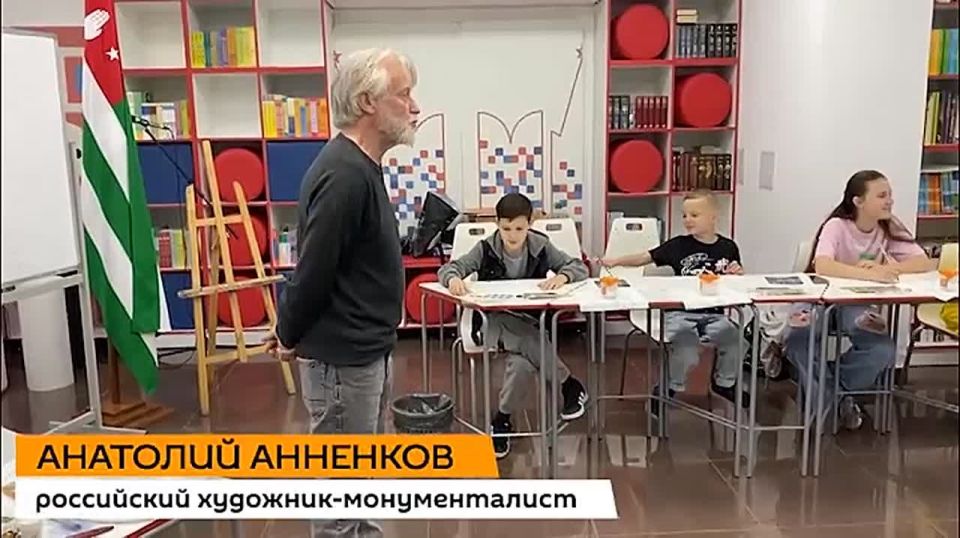 Мастер класс российского художника-монументалиста Анатолия Анненкова "Открываем мир" прошел в Доме Москвы в Сухуме