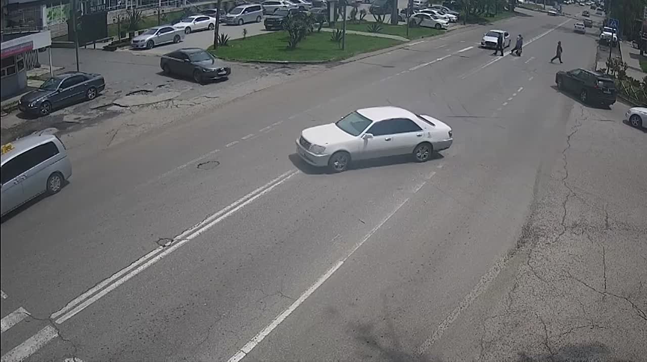 На повороте на Новый район в Сухуме обновят светофорное оборудование, рассказал Sputnik глава ГАИ Абхазии Дамей Авидзба
