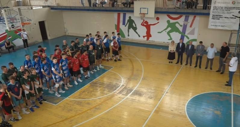 Открытый республиканский турнир по волейболу памяти первого президента Федерации волейбола Абхазии Эдуарда Пилия начался в Сухуме